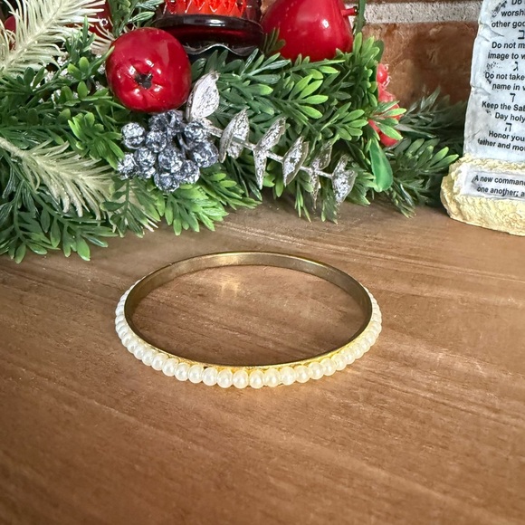 Vintage 1984 Elegant Pearl Bangle Bracelet - Picture 3 of 9